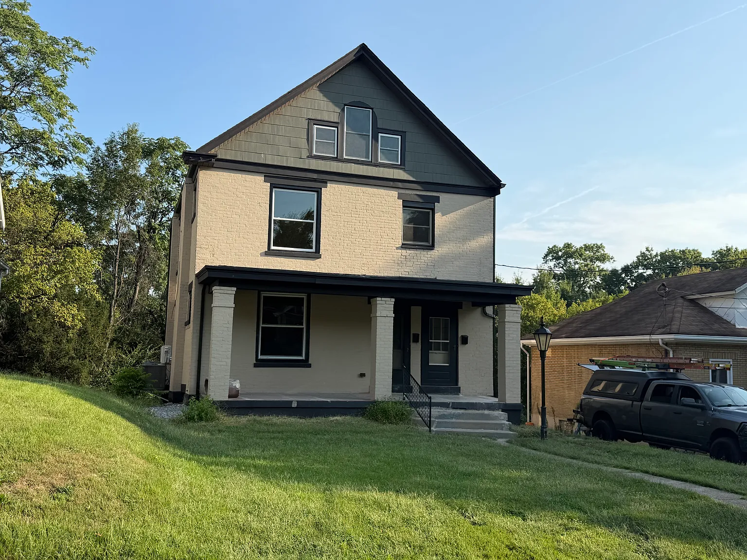 4 bed, $1,800 — Photo 1
