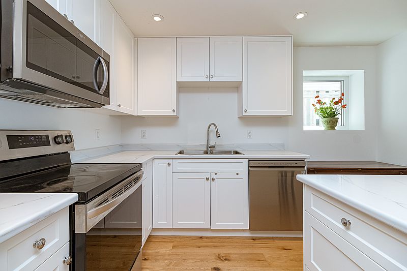 Oak Bay House for rent - 2 Bedrooms — photo 7