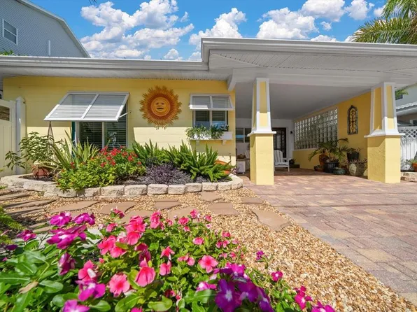 11205 3rd St E, Treasure Island, FL 33706