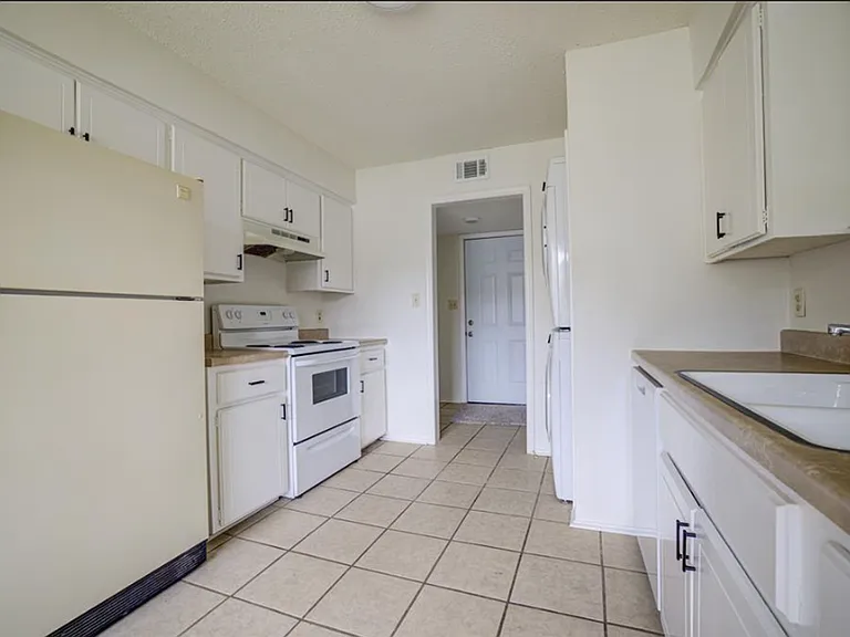 1717 E Lindsey St — Photo 18
