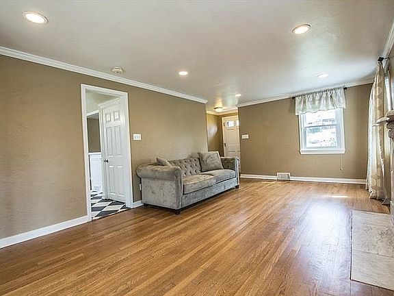 2nd image of 1823 Park Circle Dr
