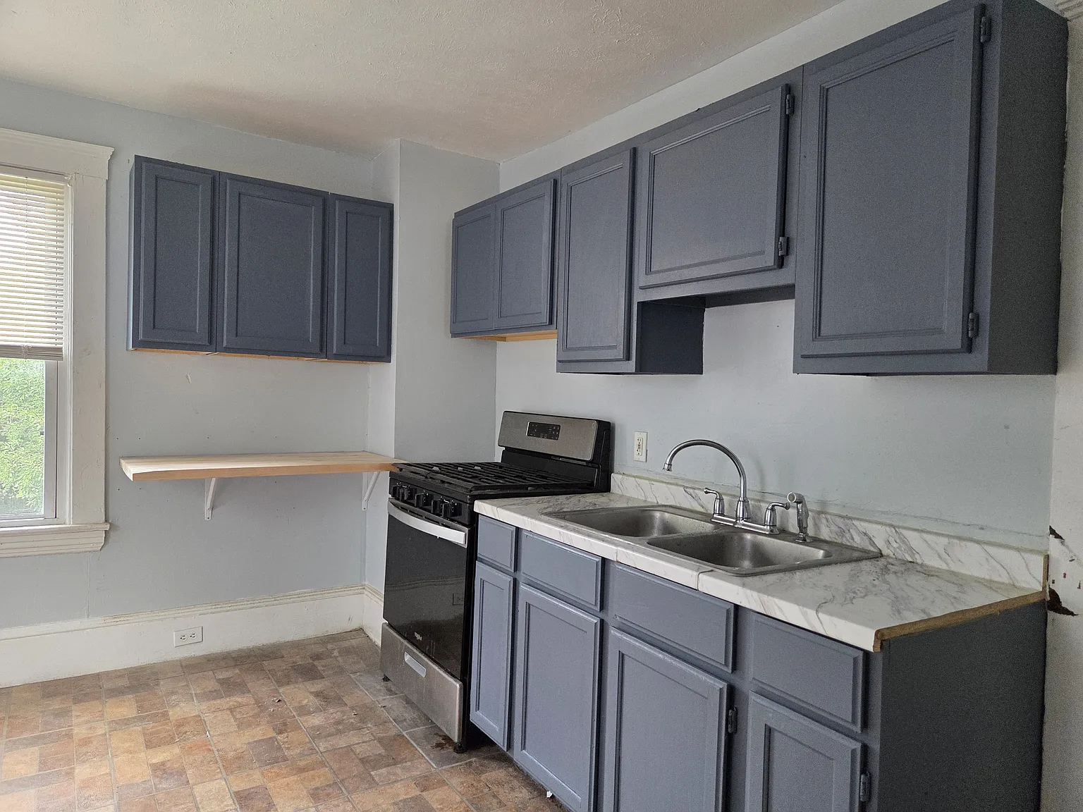 4 bed, 1600 sqft, $1,299 — Photo 2