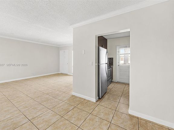4th image of 5420 Hollywood Blvd #202