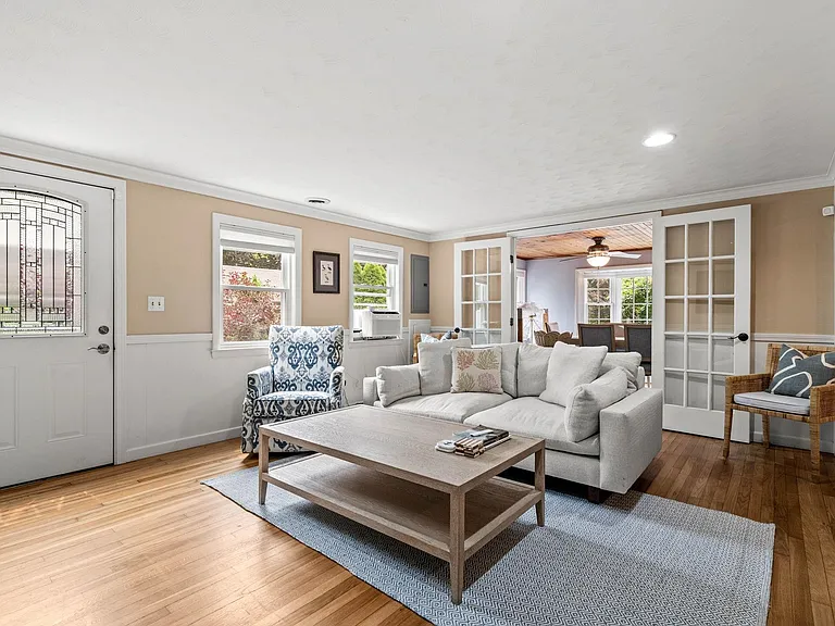11 Pine St — Photo 3