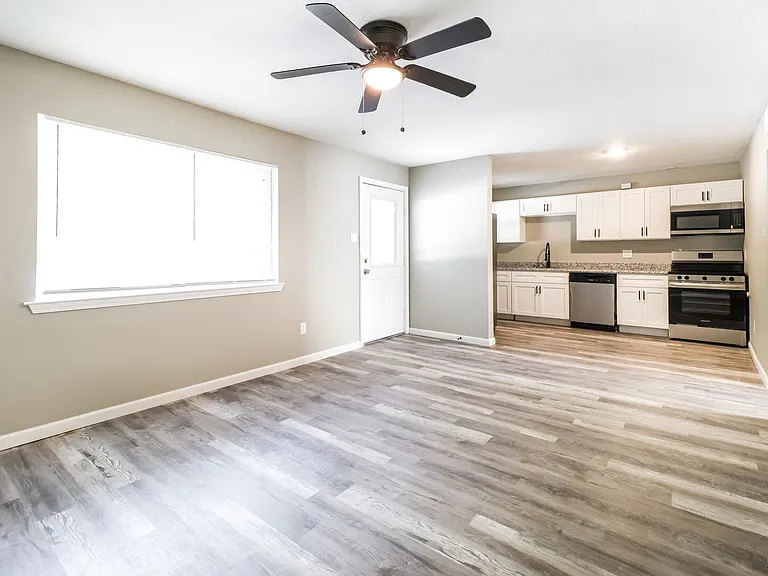 523 E Main St #7 — Photo 7