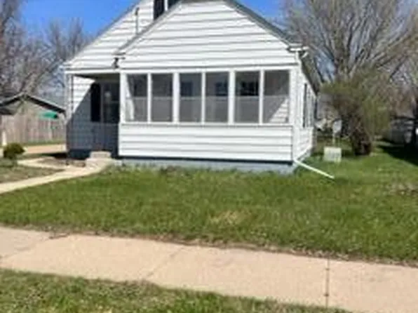 102 8th St, Windom, MN 56101