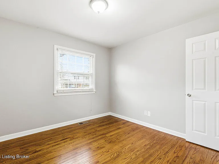 2403 Silverbrook Ave — Photo 24