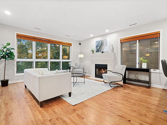 3rd image of 1707 N Sheffield Ave #2