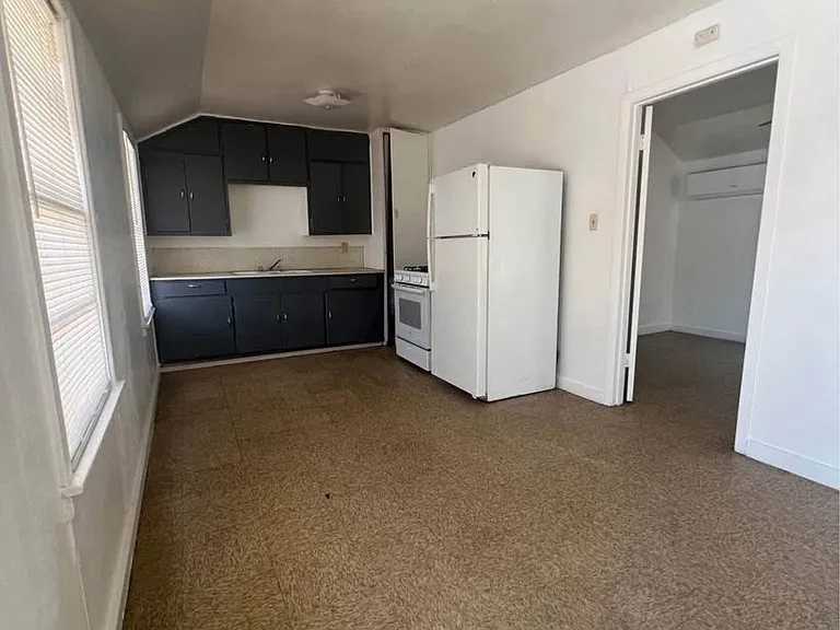 718 W Avenue C — Photo 2