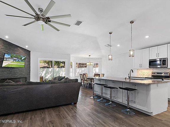 3rd image of 968 Misty Mountain Dr W