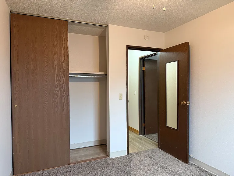 Crestwood Apartments — Photo 9