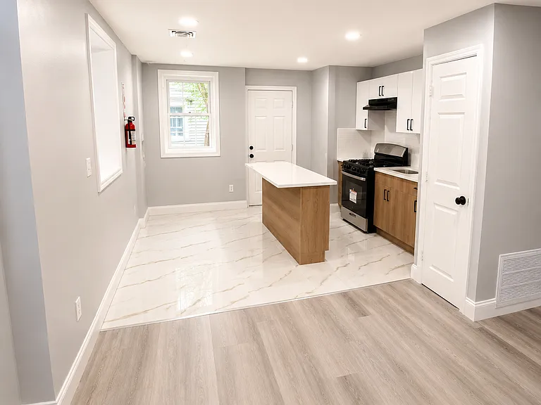 96 Eaton Pl #2L — Photo 4