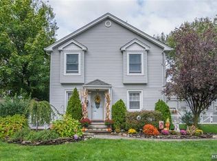 17 Grove St, Pompton Plains, NJ 07444