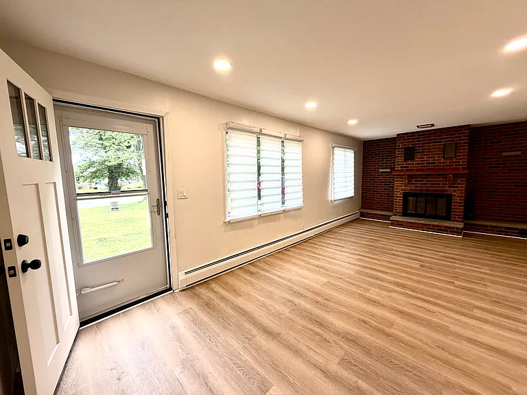 33 Campus Dr N — Photo 4