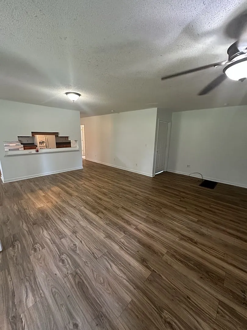 Quiet 3 Bedroom 2 Bath with Creek Access!! Pet Friendly! — Photo 3