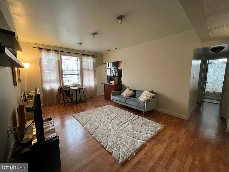 1808 Queens Ln #4-212 — Photo 2