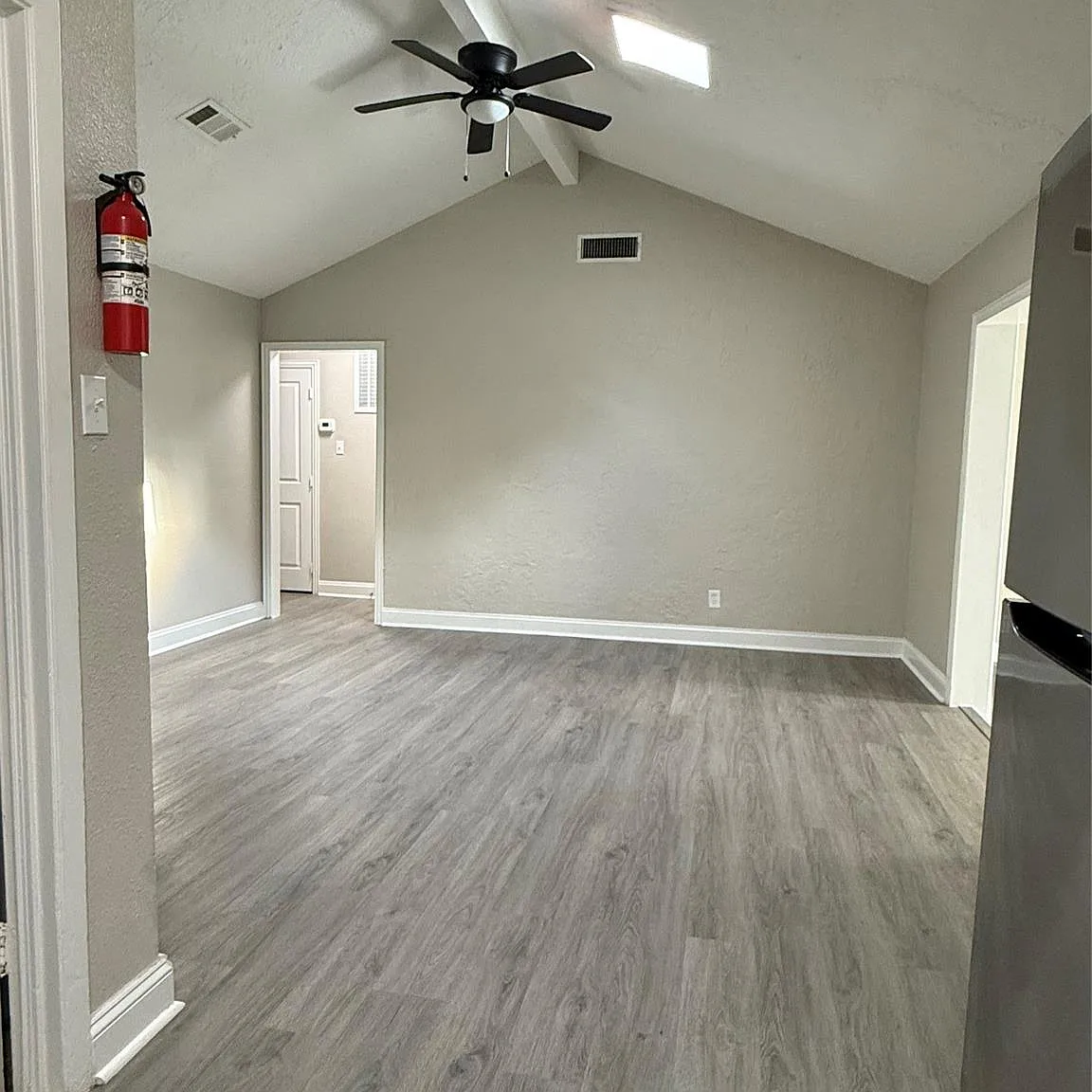 4 bed, 2.0 bath, 1214 sqft, $2,000 — Photo 2