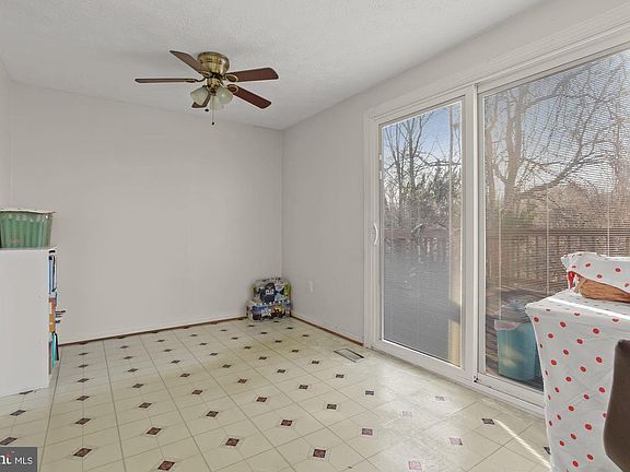 5th image of 9423 Woodsong Ct