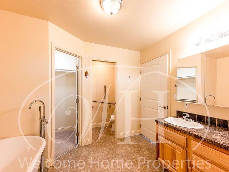 741 SE Magnoni Dr — Photo 33