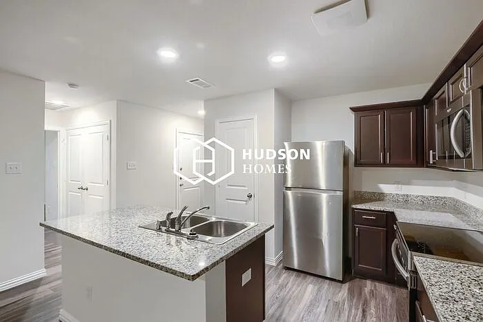 916 Olive St — Photo 7