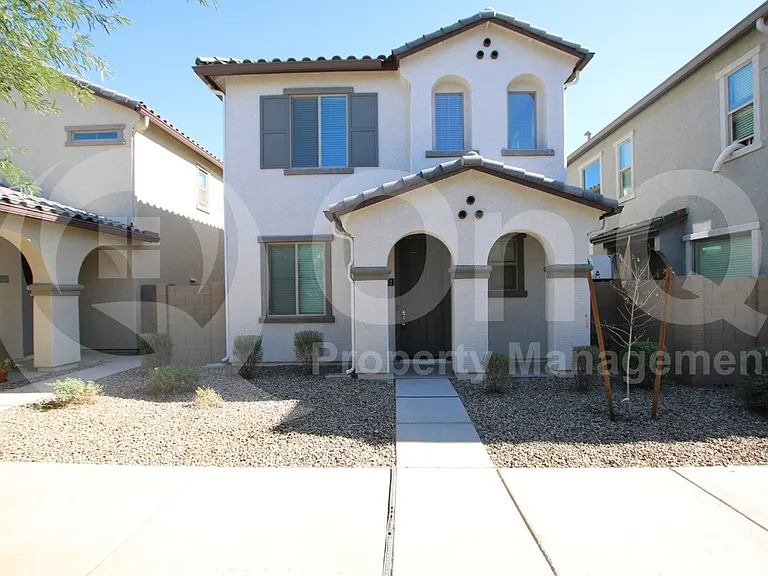 5742 W Raymond St — Photo 2