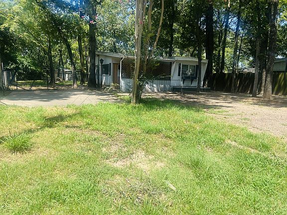 2nd image of 305 Live Oak Ln