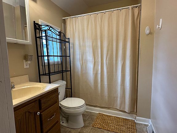 5th image of 808 Brown St
