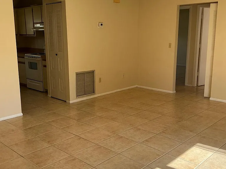 1537 SE Arenson Ln — Photo 4