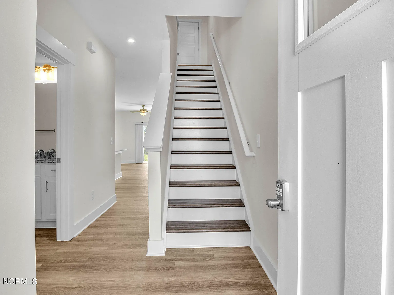 3 bed, 3.0 bath, 1698 sqft, $1,915 — Photo 2