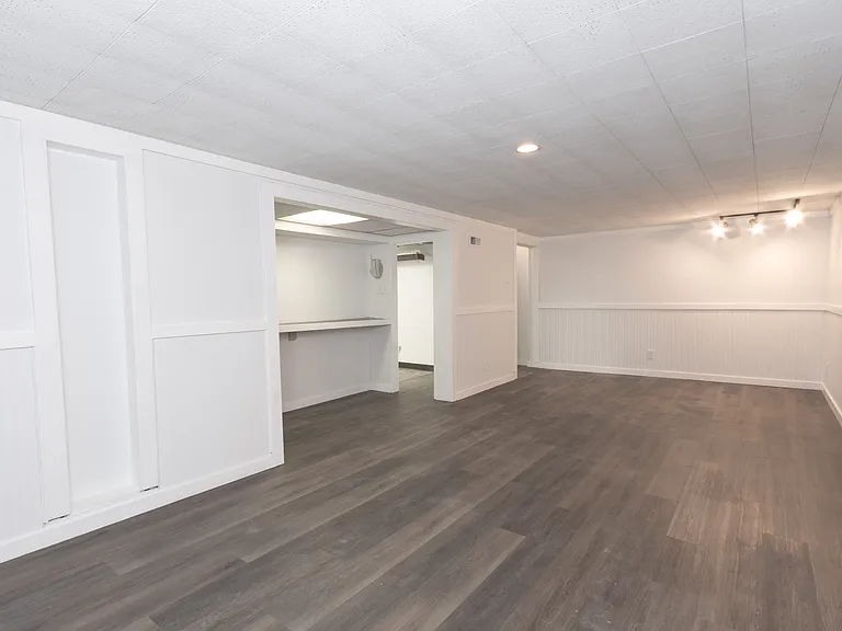 9046 Southview Ln — Photo 17