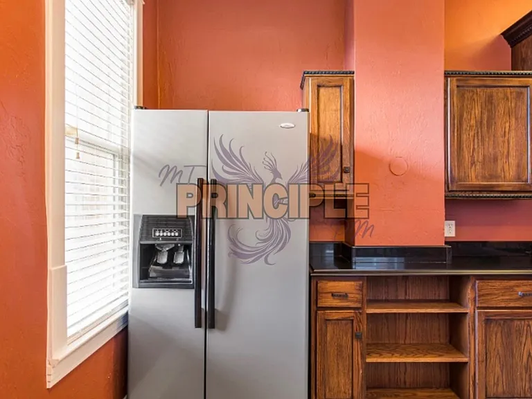 820-822 W Silver St — Photo 8
