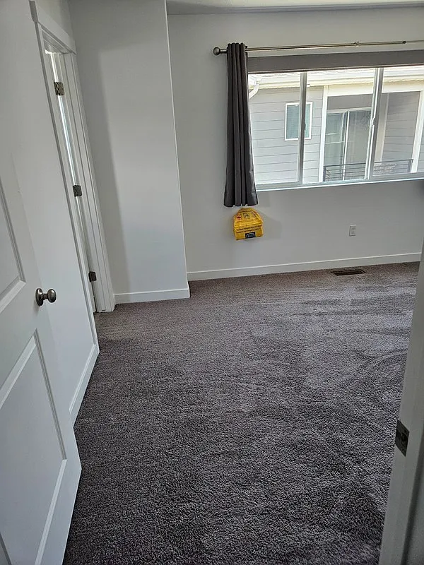 Private Room & Bath for professional male 25+ yrs — Photo 4