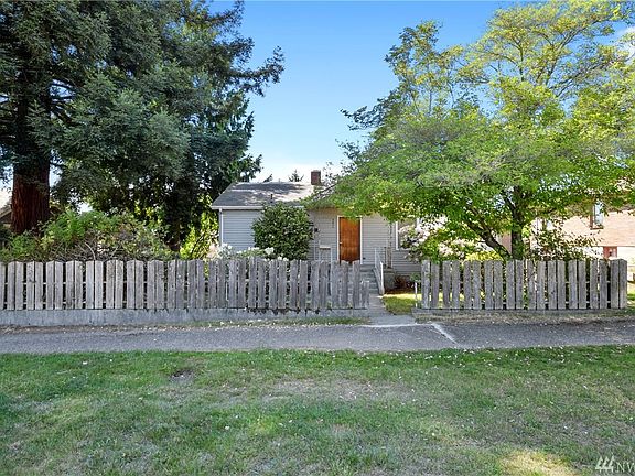 Bungelow style home, mature landscaping, friendly neighborhood, sidewalks, and fully fenced.