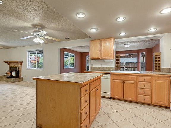 4th image of 9312 NE Ferngrove St