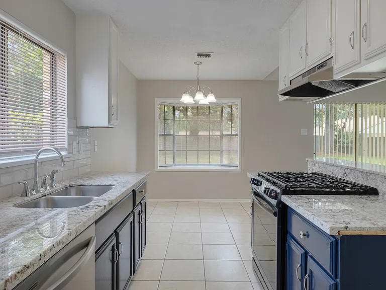 104 Plaza Village Dr — Photo 2