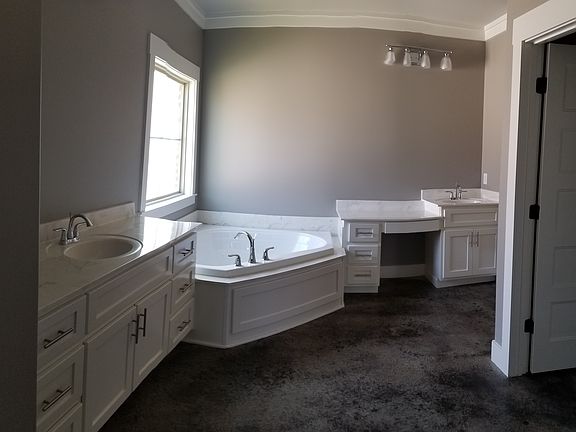 5th image of 109 Holly St
