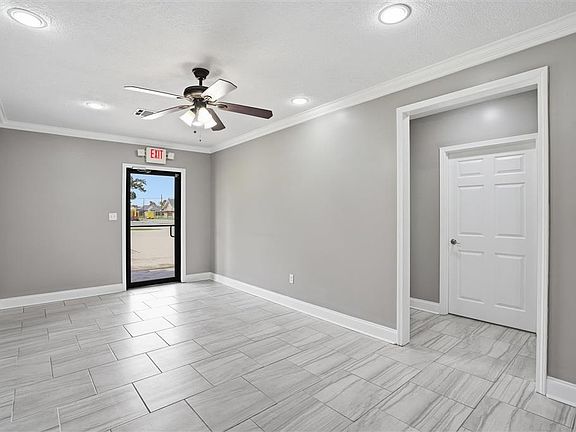 4th image of 2412 Maplewood Dr Suite 1
