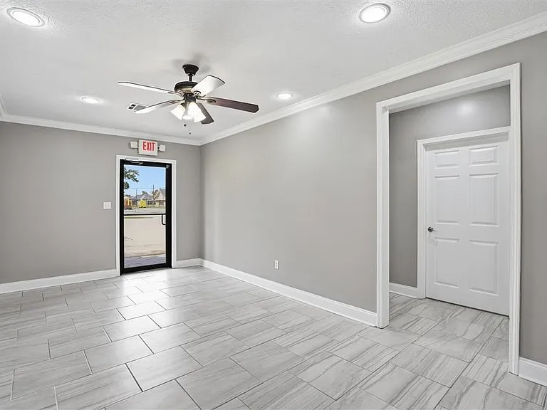2412 Maplewood Dr #1 — Photo 4