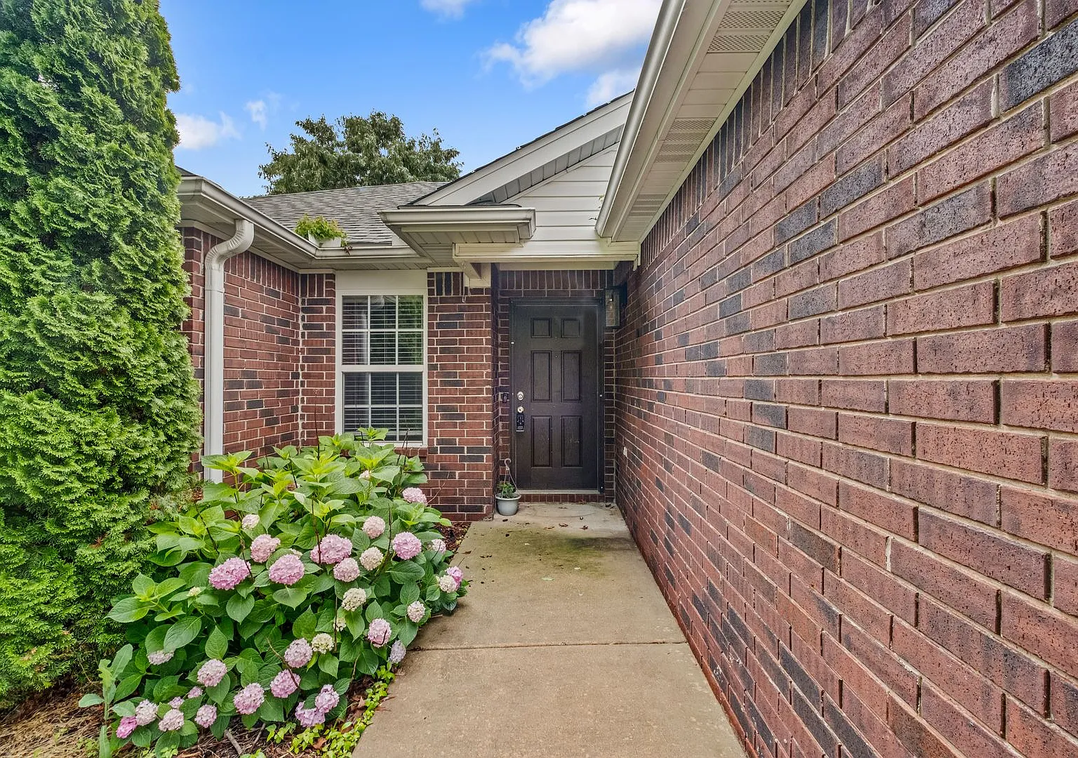 Stylish 3 Bed, 2 Bath Retreat with Modern Touches & Fenced Yard! — Photo 3