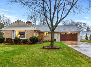 304 Bel Aire Dr, Thiensville, WI 53092