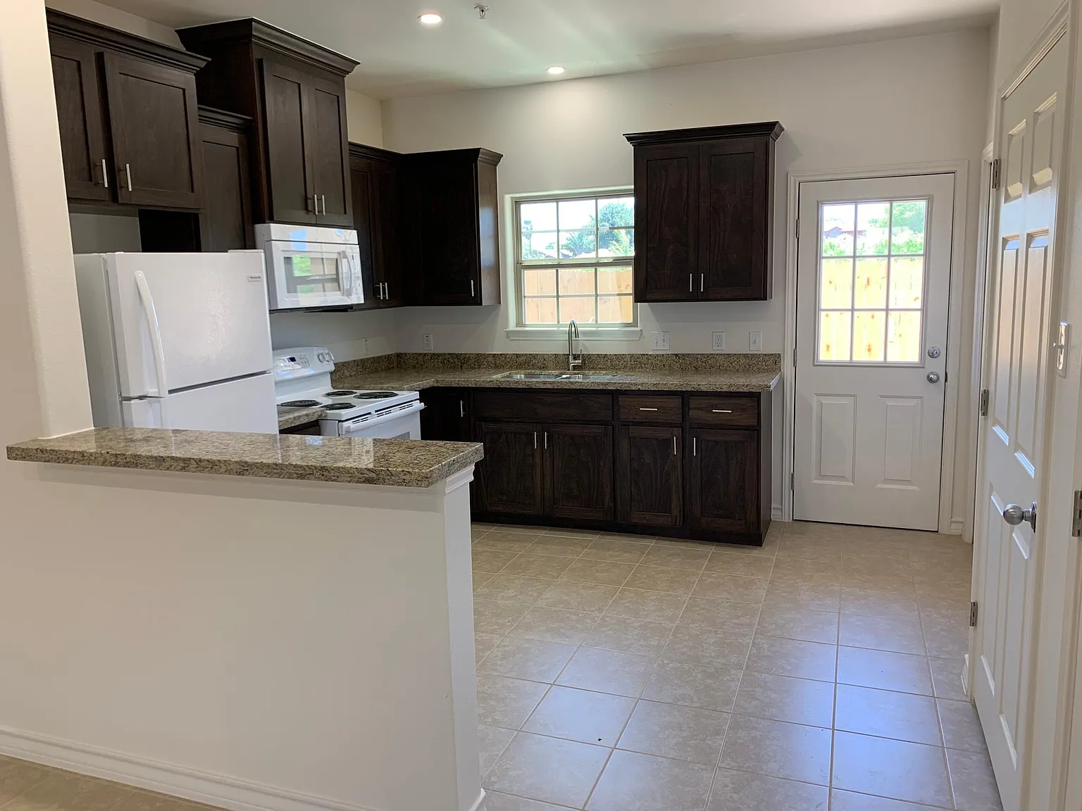 2 bed, 2.5 bath, 1150 sqft, $1,350 — Photo 3