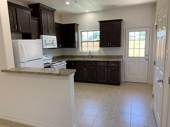 3rd image of 602 Basswood Dr Unit 404
