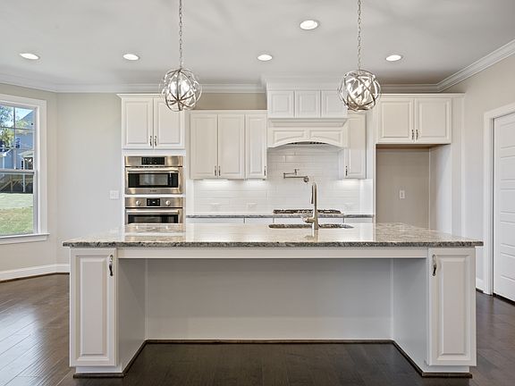 Fairview Park The Belhaven 3432 South Pointe Drive Eat-at Kitchen Island