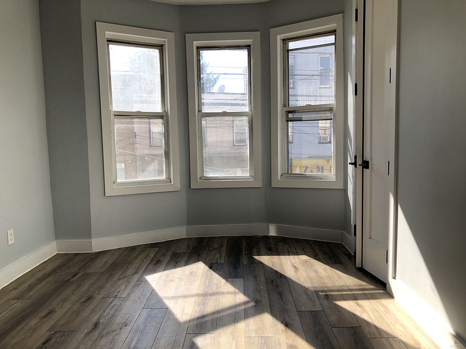 2nd image of 1164 Summit Ave #22