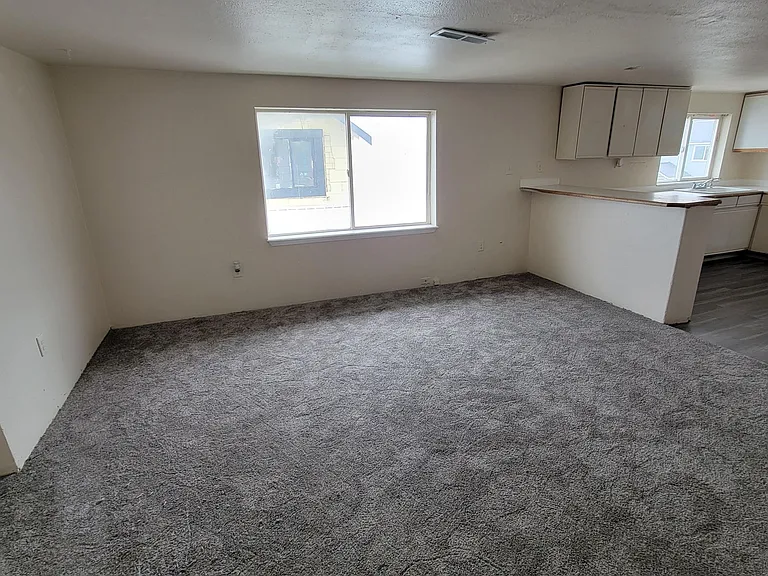 NE Spokane 2 bedroom apartment (Fresh paint and flooring) — Photo 4
