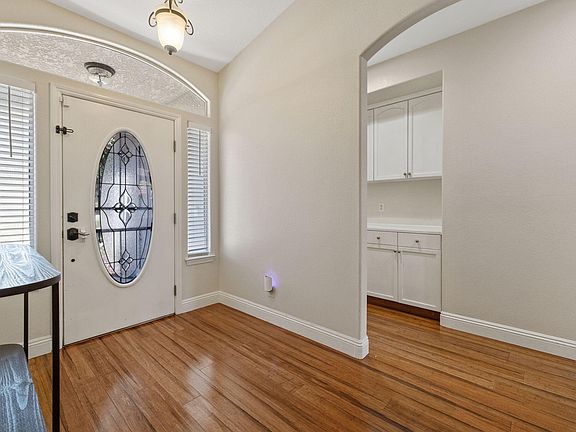 4th image of 523 W Country Court