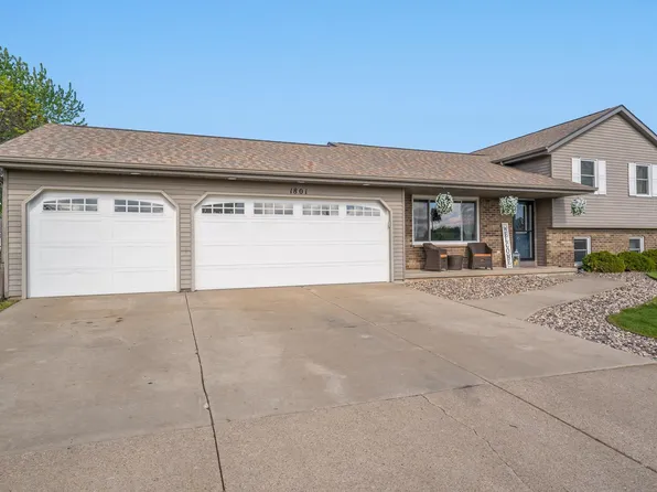 1801 Maplewood Dr, Little Chute, WI 54140