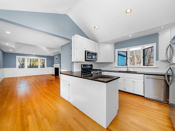 2nd image of 6 Smith Ln #6