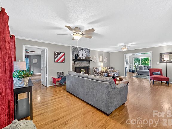 5th image of 103 Chateau Dr