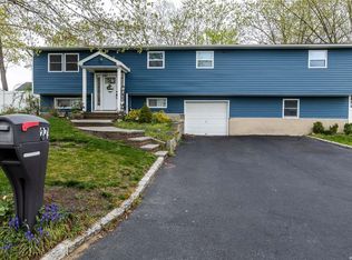 27 Deville Dr, Selden, NY 11784